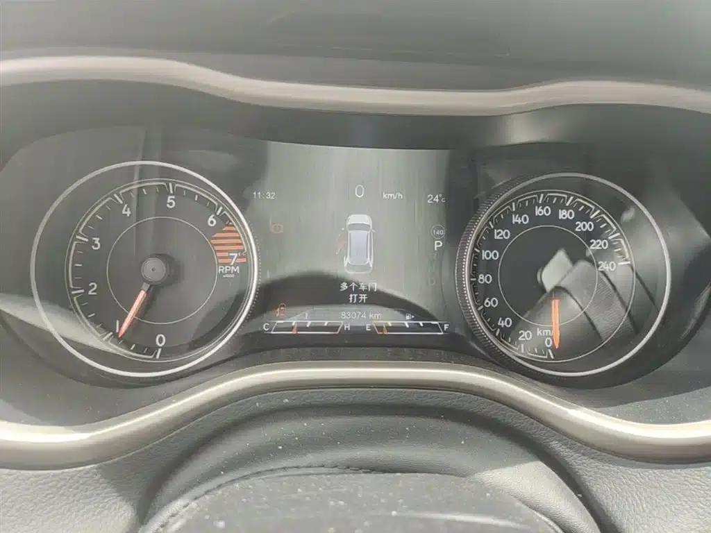 Jeep Cherokee 2017 2.0L Premium Edition — миниатюра 12