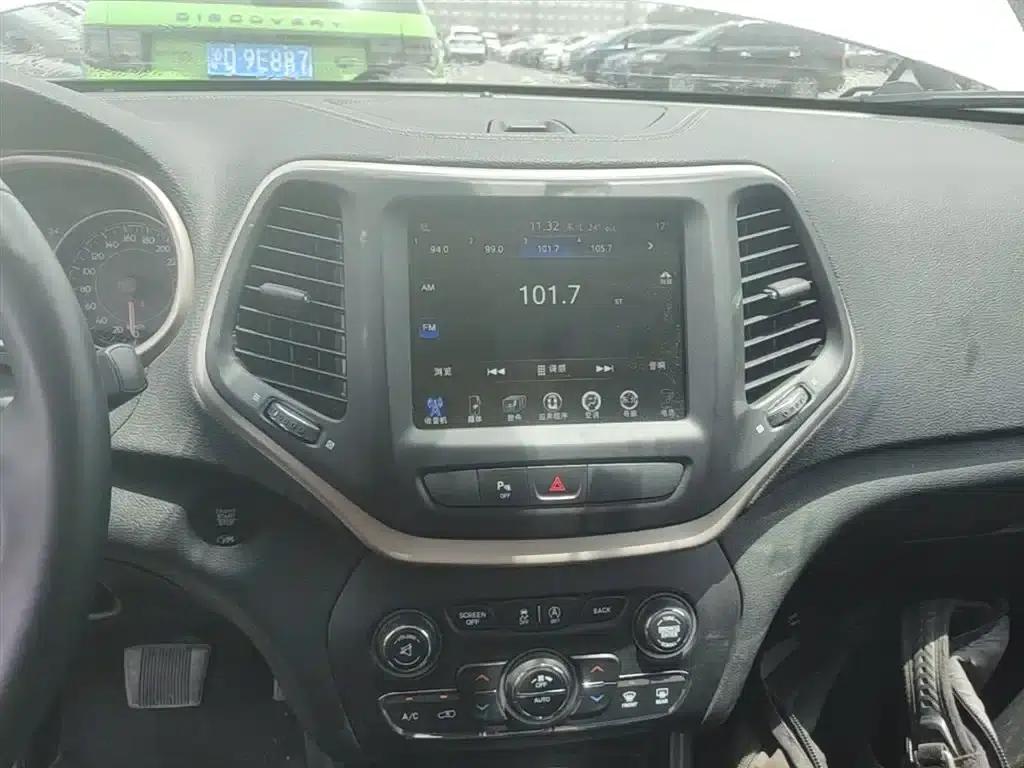 Jeep Cherokee 2017 2.0L Premium Edition — миниатюра 13