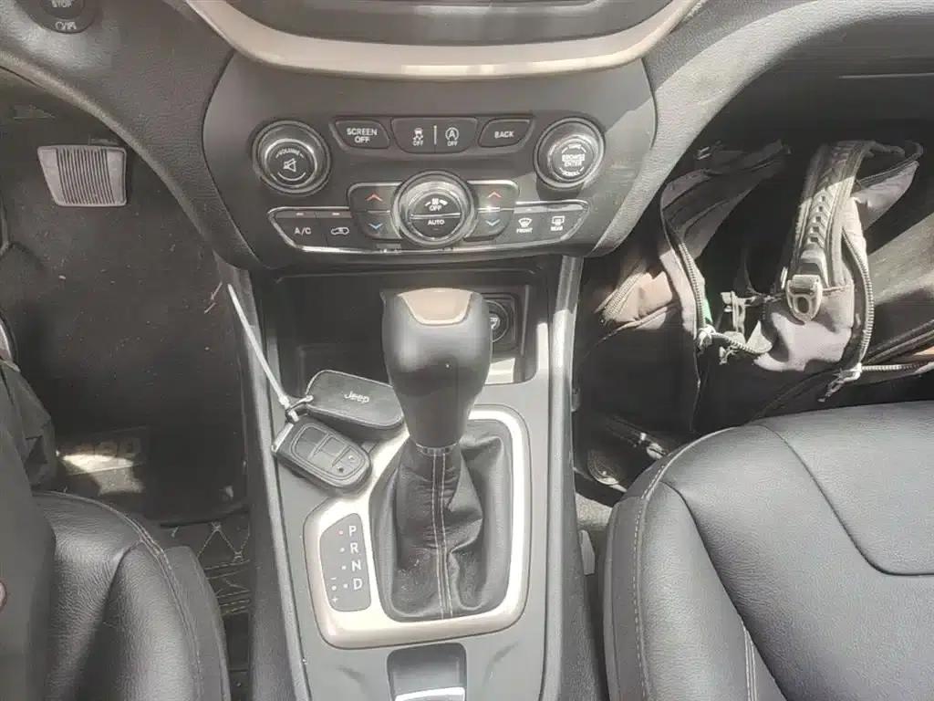 Jeep Cherokee 2017 2.0L Premium Edition — миниатюра 14