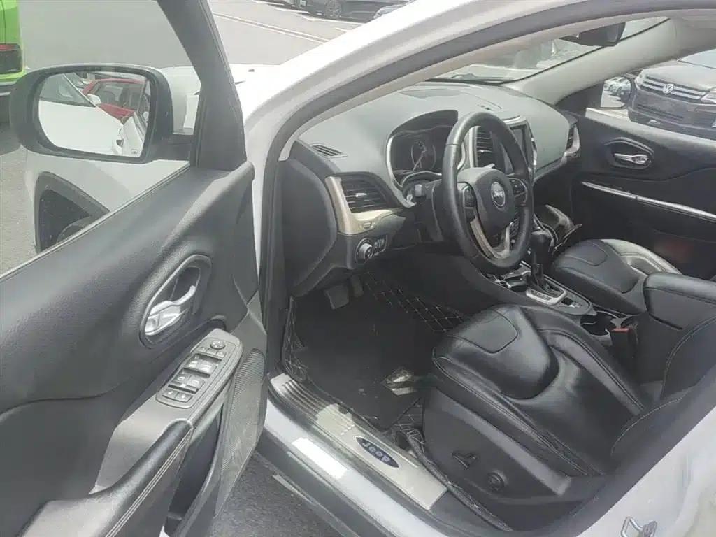 Jeep Cherokee 2017 2.0L Premium Edition — миниатюра 16