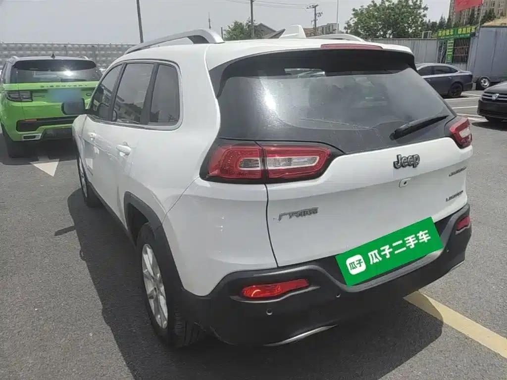 Jeep Cherokee 2017 2.0L Premium Edition — миниатюра 5