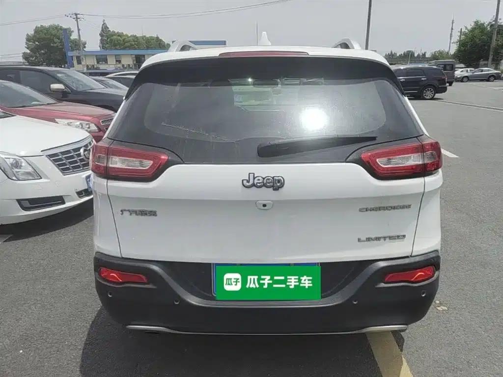Jeep Cherokee 2017 2.0L Premium Edition — миниатюра 6