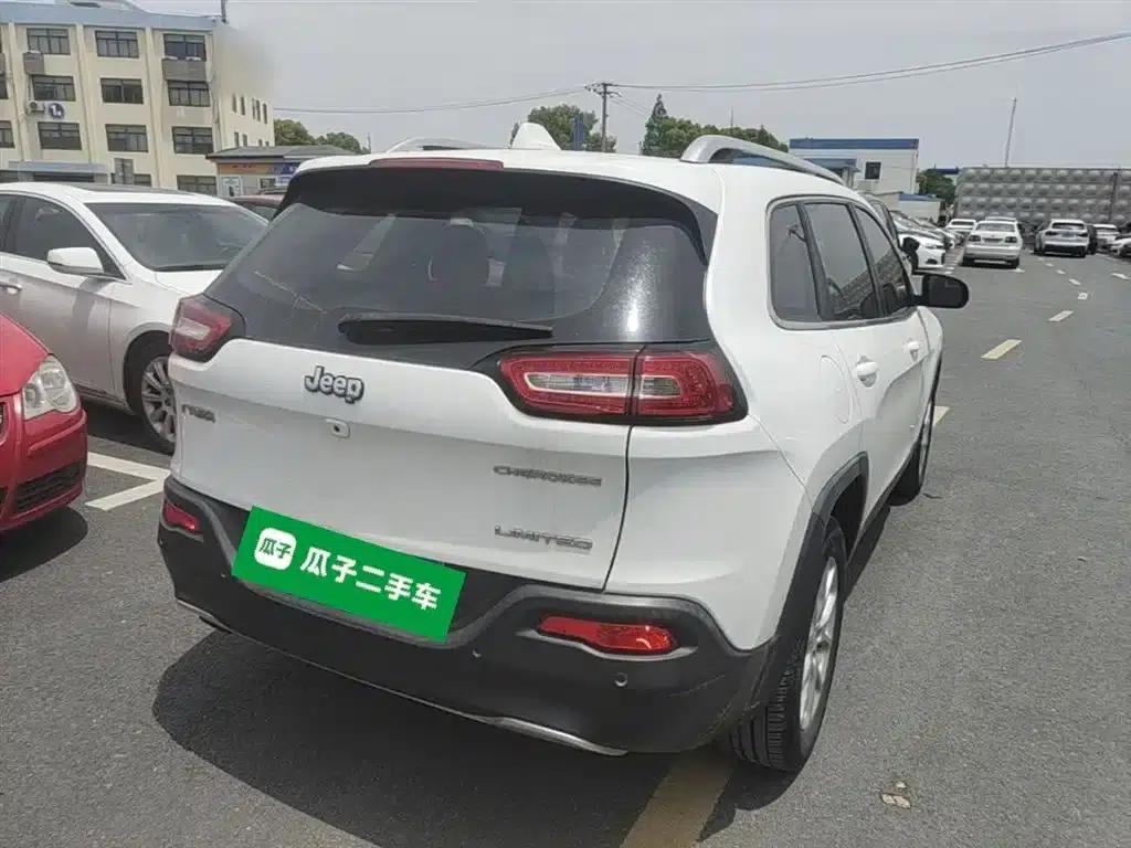 Jeep Cherokee 2017 2.0L Premium Edition — миниатюра 7