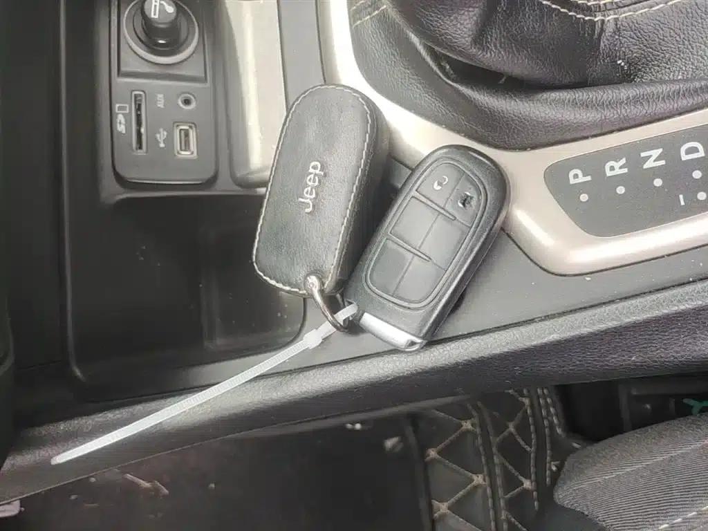 Jeep Cherokee 2017 2.0L Premium Edition — миниатюра 9