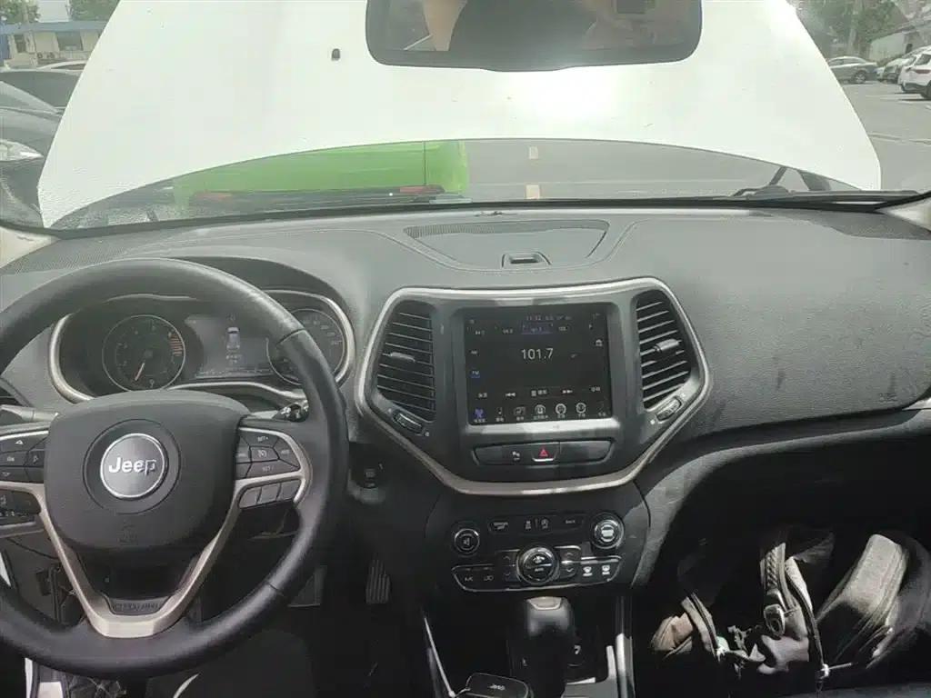 Jeep Cherokee 2017 2.0L Premium Edition — миниатюра 10