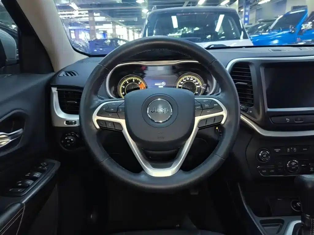 Jeep Cherokee 2016 2.4L Leading Intelligent Edition — миниатюра 11