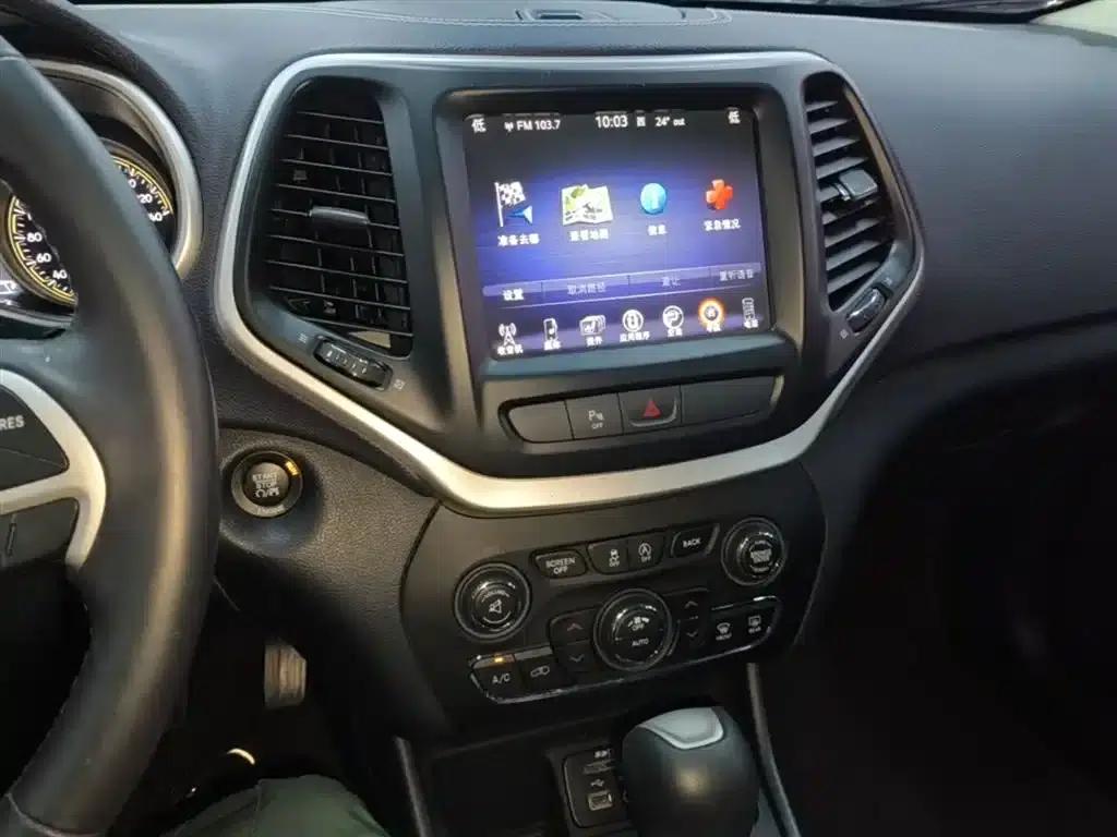 Jeep Cherokee 2016 2.4L Leading Intelligent Edition — миниатюра 13