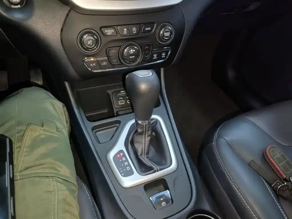 Jeep Cherokee 2016 2.4L Leading Intelligent Edition — миниатюра 14