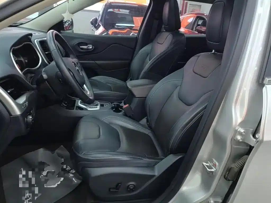 Jeep Cherokee 2016 2.4L Leading Intelligent Edition — миниатюра 15