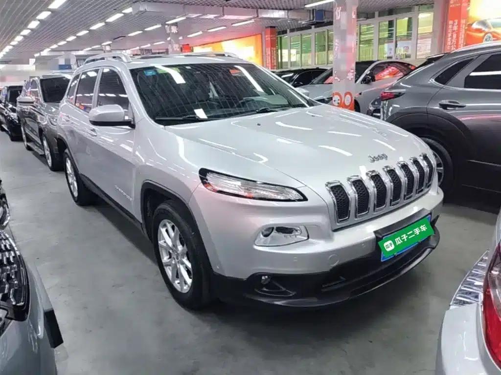 Jeep Cherokee 2016 2.4L Leading Intelligent Edition — миниатюра 4