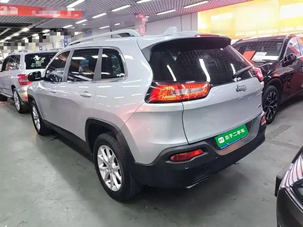Jeep Cherokee 2016 2.4L Leading Intelligent Edition — миниатюра 5