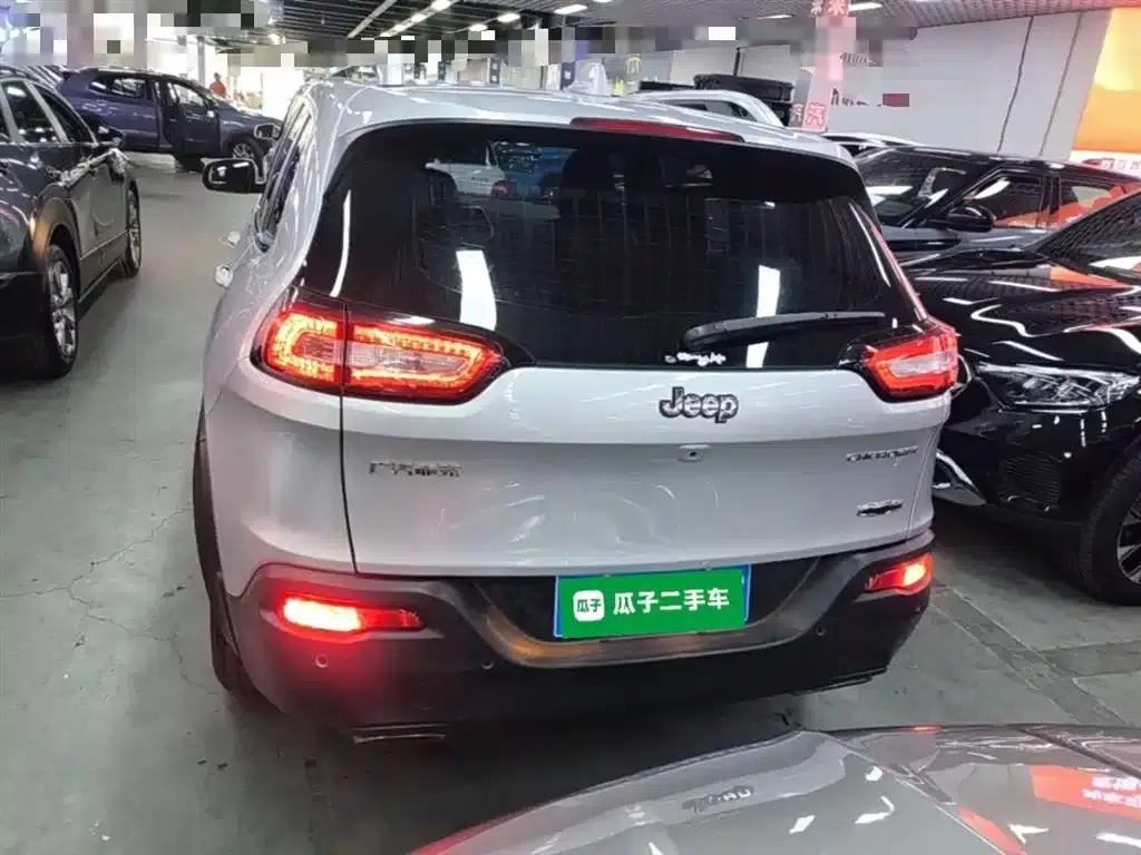 Jeep Cherokee 2016 2.4L Leading Intelligent Edition — миниатюра 6