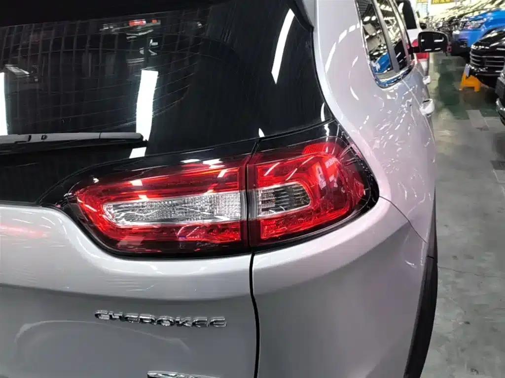 Jeep Cherokee 2016 2.4L Leading Intelligent Edition — миниатюра 8