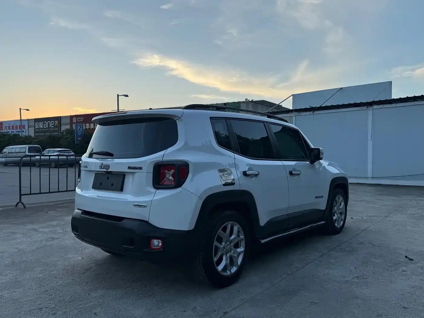 Jeep Renegade 2016 1.4T Automatic Performance Edition — миниатюра 5