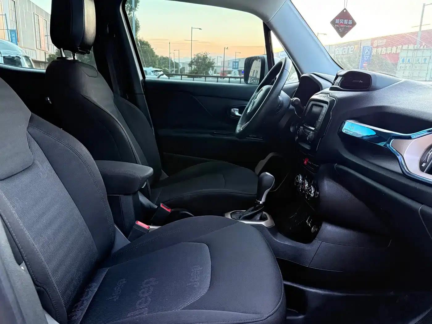 Jeep Renegade 2016 1.4T Automatic Performance Edition — миниатюра 9