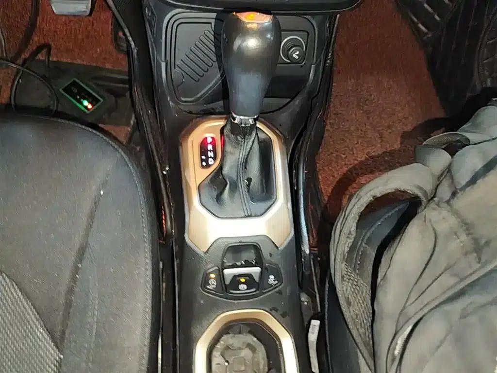 Jeep Renegade 2018 Connected Large Screen Edition 180T Automatic High-Performance Edition — миниатюра 14