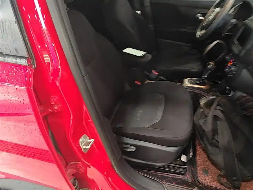 Jeep Renegade 2018 Connected Large Screen Edition 180T Automatic High-Performance Edition — миниатюра 25