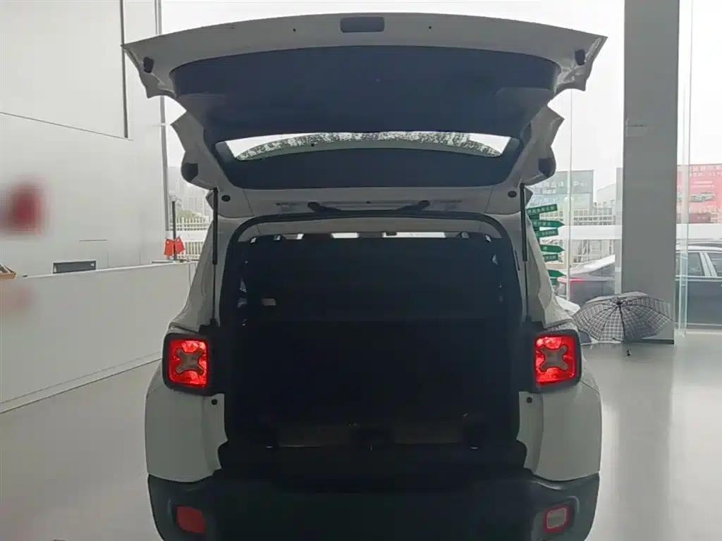 Jeep Renegade 2018 Connected Large Screen Edition 180T Automatic Power Edition — миниатюра 19
