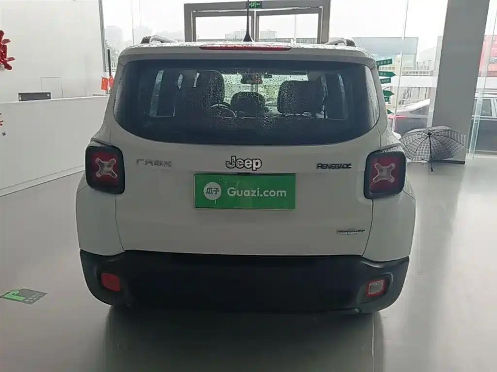 Jeep Renegade 2018 Connected Large Screen Edition 180T Automatic Power Edition — миниатюра 6