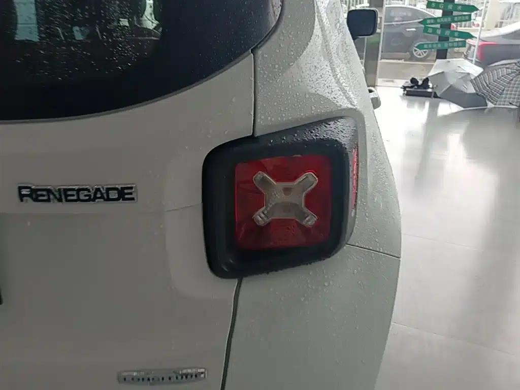 Jeep Renegade 2018 Connected Large Screen Edition 180T Automatic Power Edition — миниатюра 8