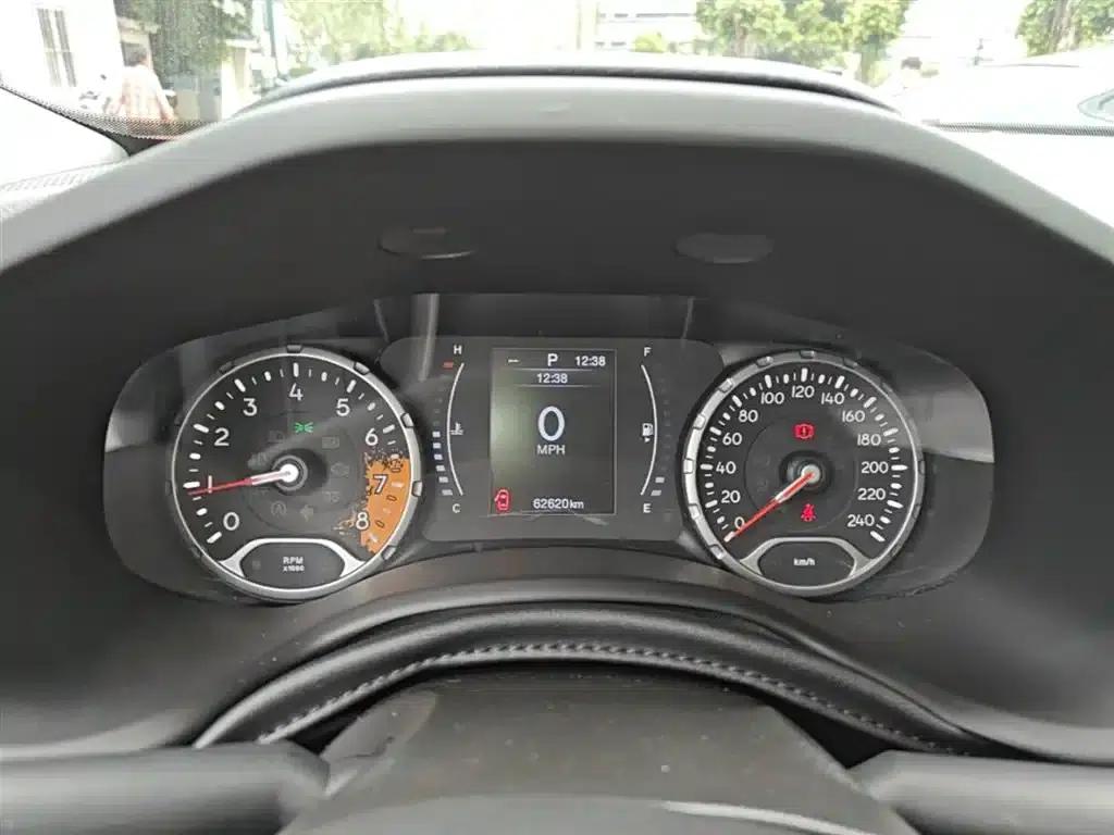 Jeep Renegade 2018 Connected Large Screen Edition 180T Automatic High-Performance Edition — миниатюра 12