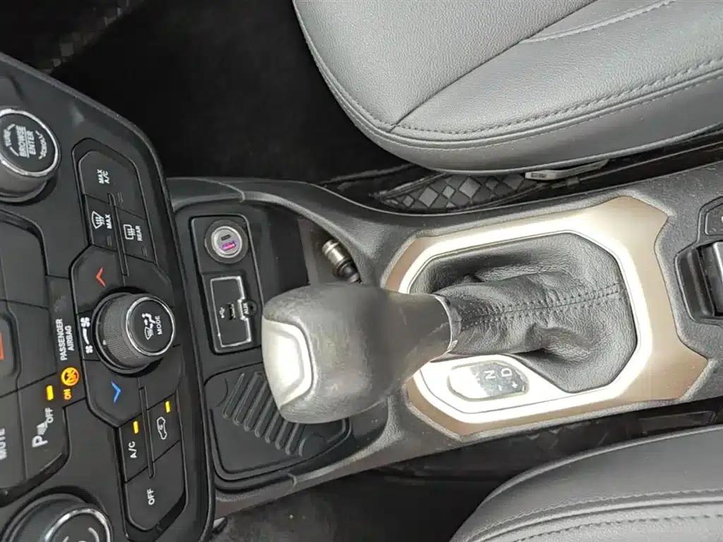 Jeep Renegade 2018 Connected Large Screen Edition 180T Automatic High-Performance Edition — миниатюра 14