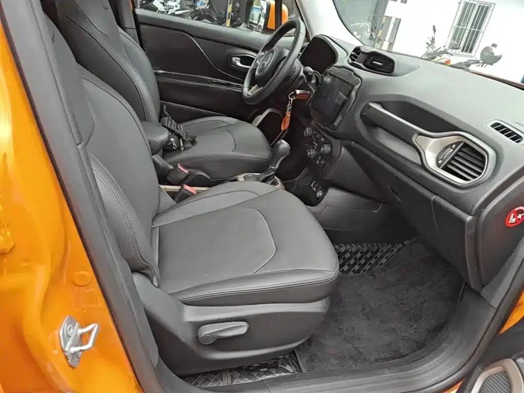 Jeep Renegade 2018 Connected Large Screen Edition 180T Automatic High-Performance Edition — миниатюра 25
