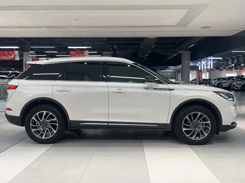 Lincoln Corsair 2022 2.0T Two-Wheel Drive Deluxe Edition — миниатюра 3