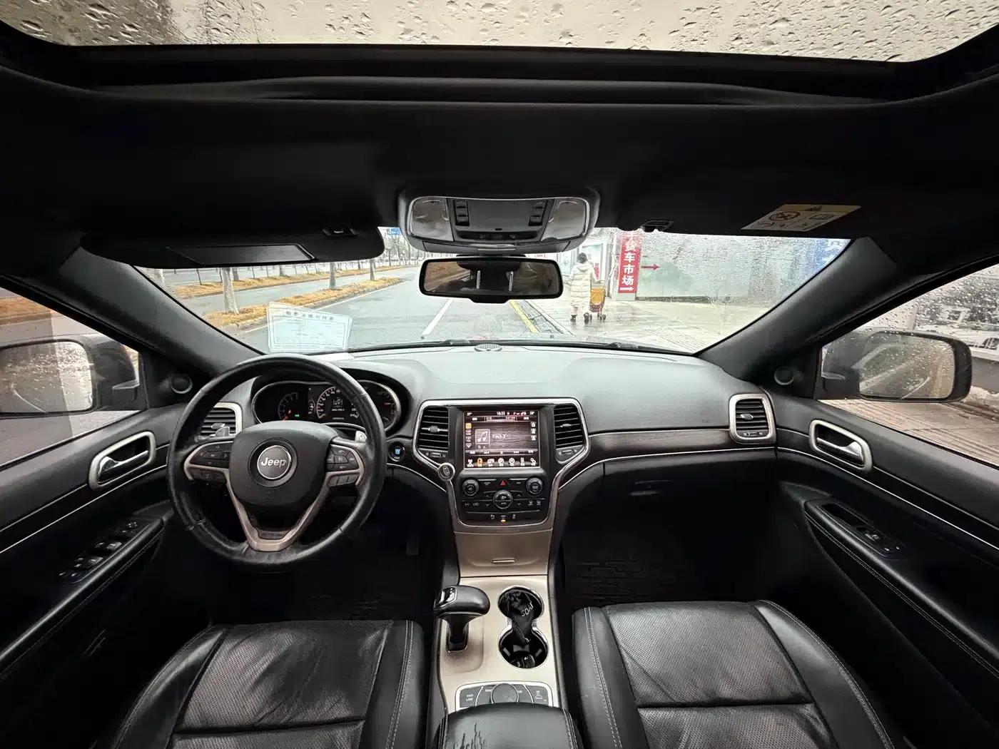 2015 Jeep Grand Cherokee (Imported) 3.6L Luxury Navigation Edition — миниатюра 11