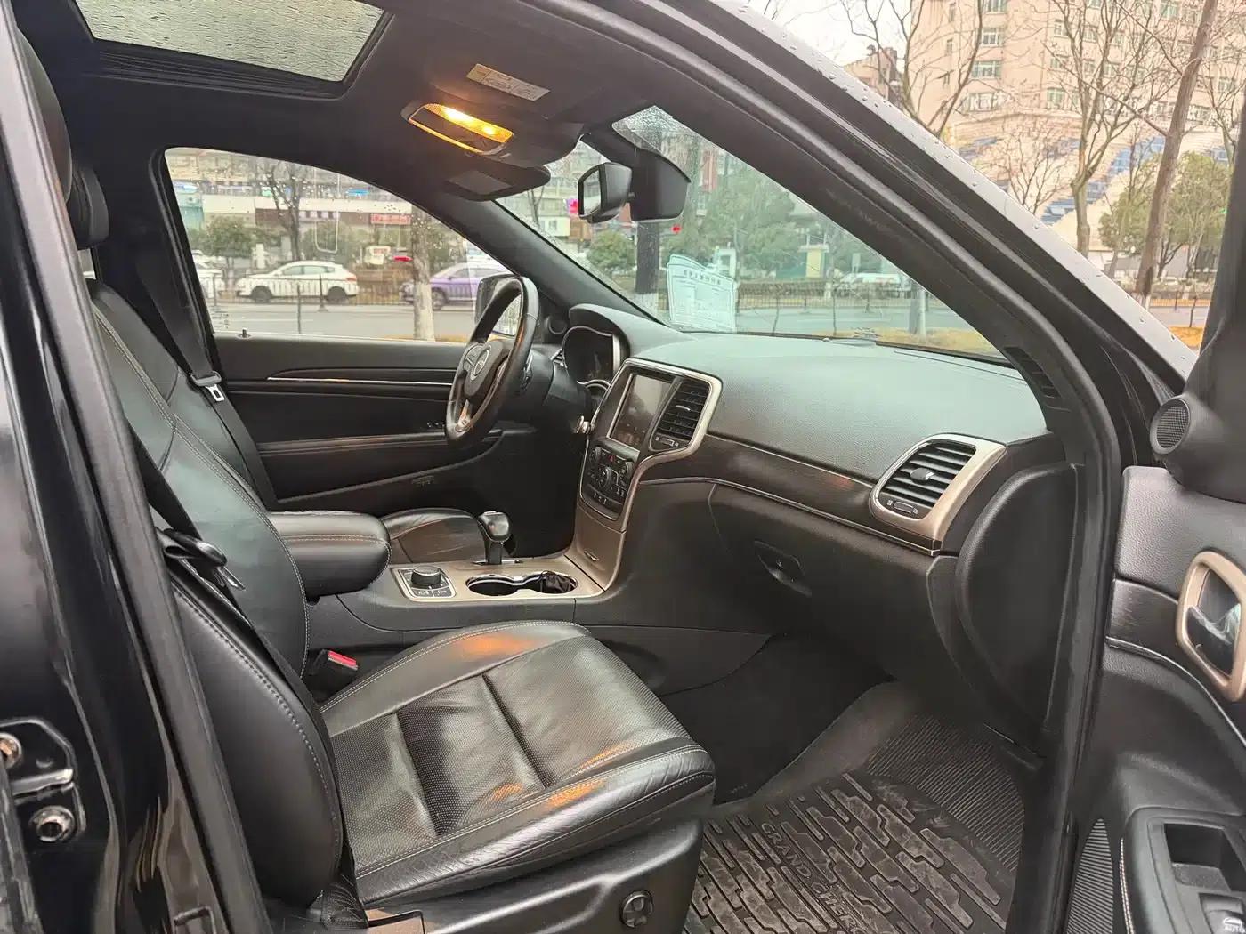 2015 Jeep Grand Cherokee (Imported) 3.6L Luxury Navigation Edition — миниатюра 13