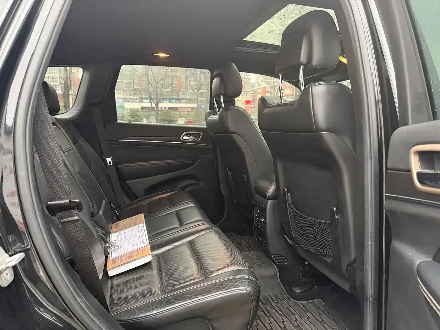 2015 Jeep Grand Cherokee (Imported) 3.6L Luxury Navigation Edition — миниатюра 14