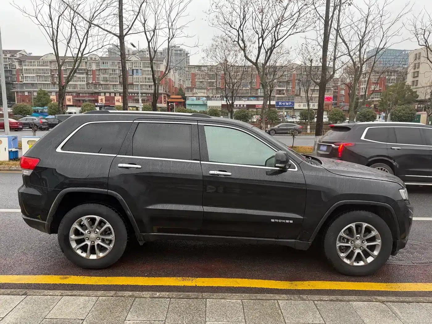 2015 Jeep Grand Cherokee (Imported) 3.6L Luxury Navigation Edition — миниатюра 8