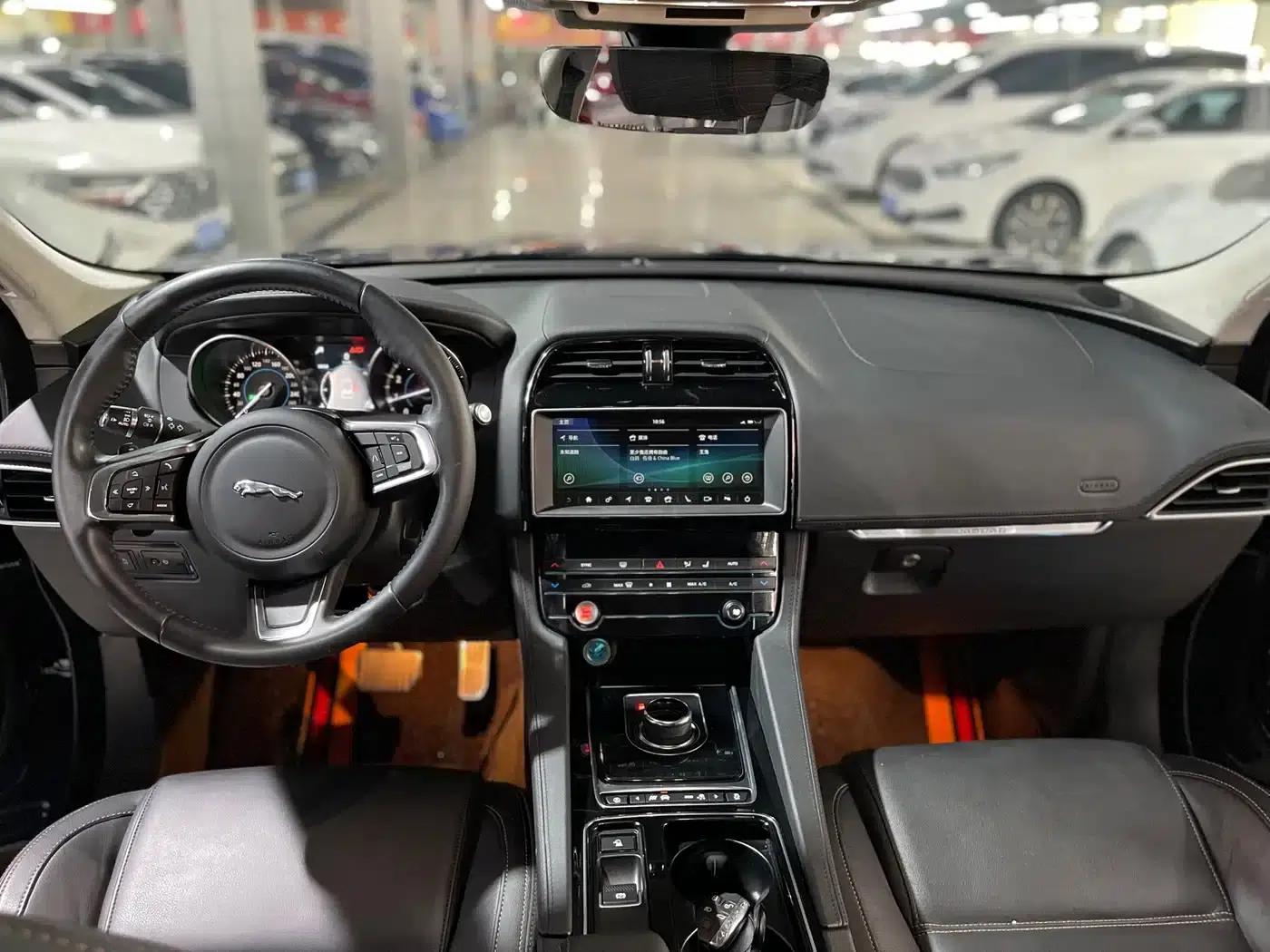 Jaguar F-PACE 2018 2.0T AWD Urban Luxury Edition — миниатюра 8