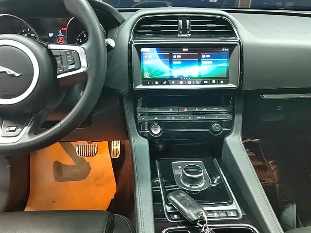 Jaguar F-PACE 2019 2.0T AWD Urban Luxury Edition — миниатюра 13