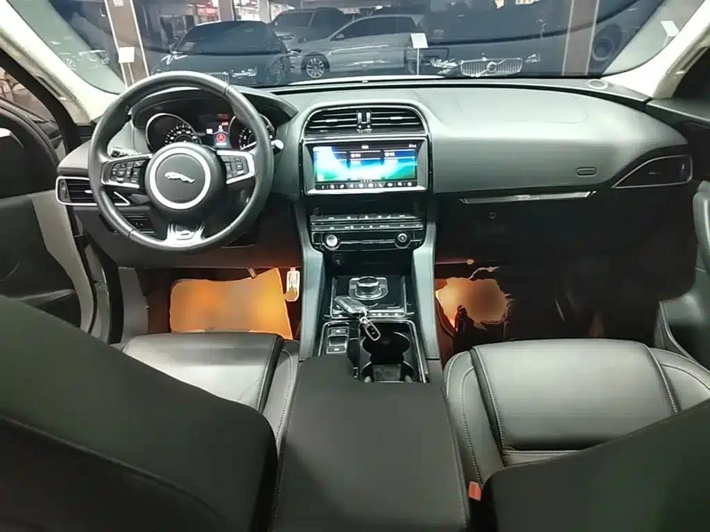 Jaguar F-PACE 2019 2.0T AWD Urban Luxury Edition — миниатюра 10