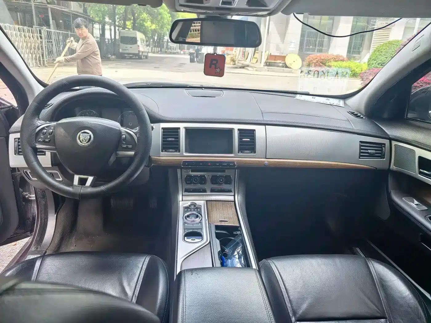 2013 Jaguar XF 2.0T Elegance Edition — миниатюра 4