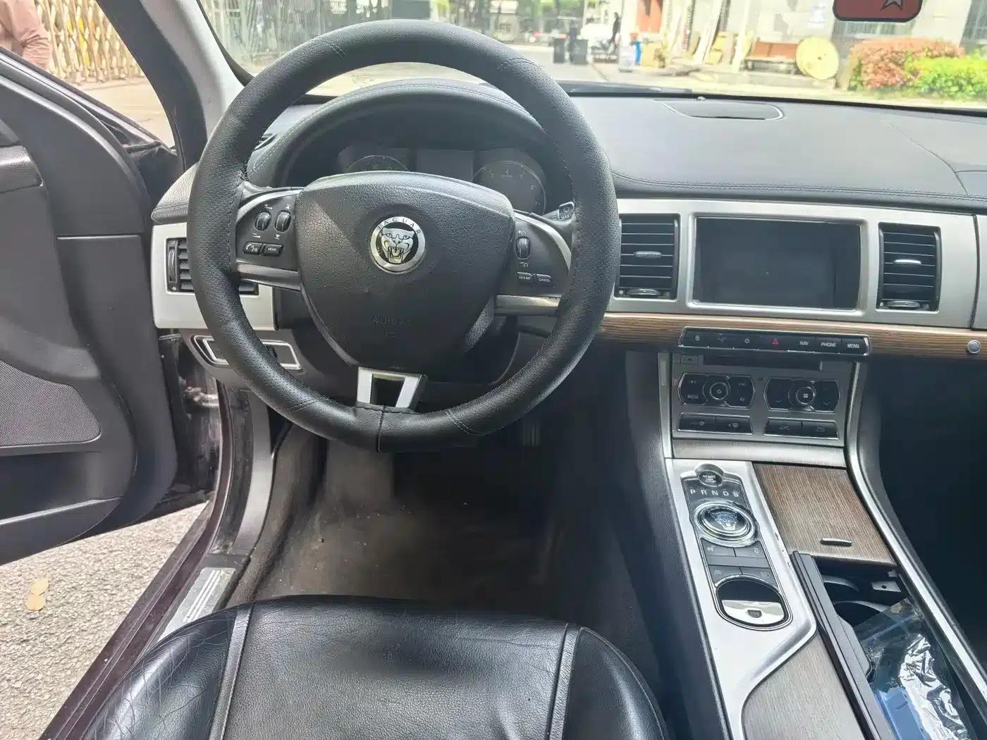 2013 Jaguar XF 2.0T Elegance Edition — миниатюра 5