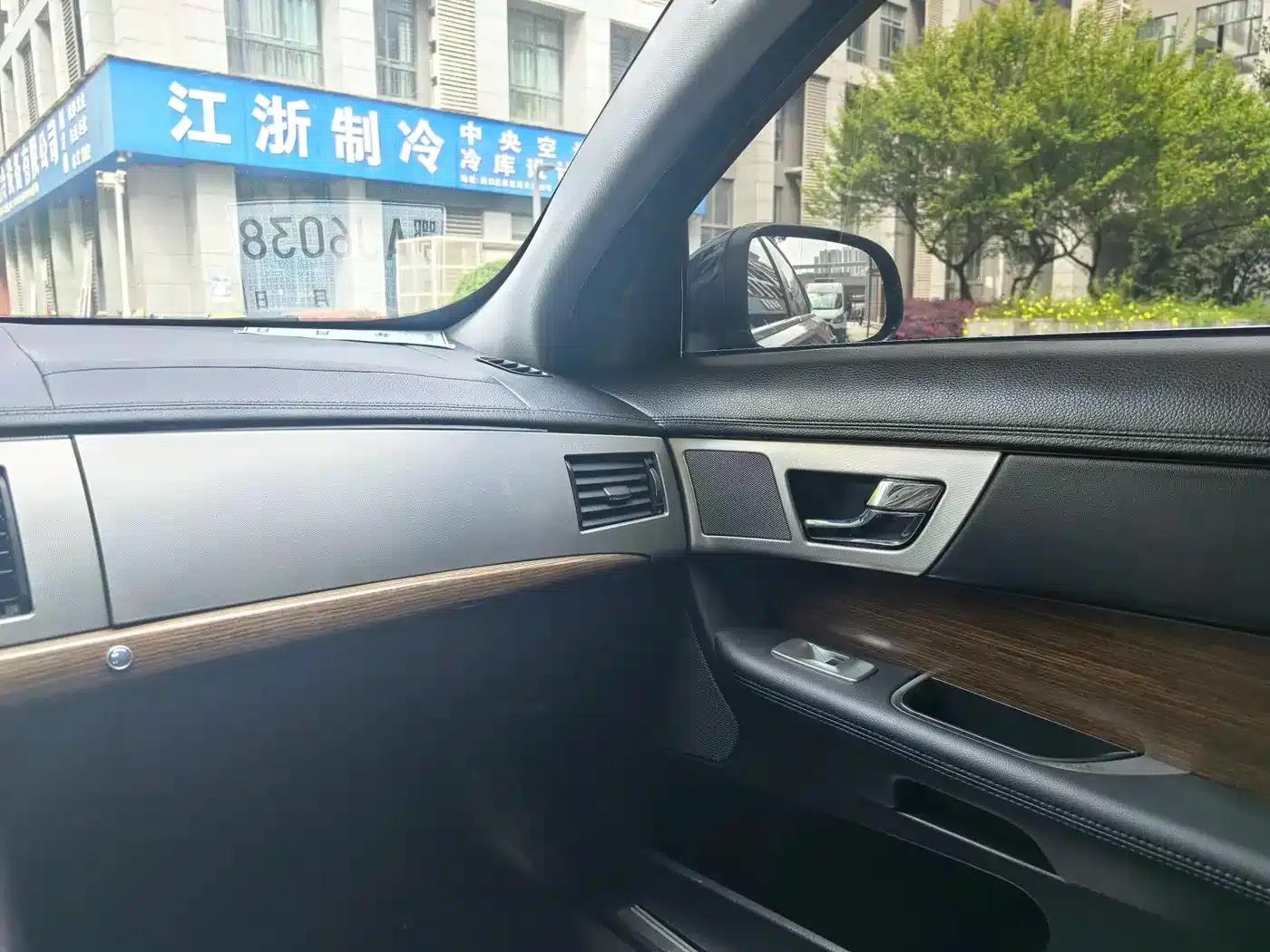 2013 Jaguar XF 2.0T Elegance Edition — миниатюра 10