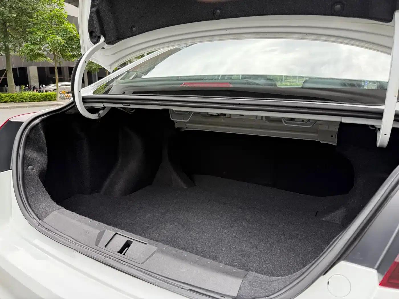 Geely Emgrand 2021 UP 1.5L CVT Luxury Edition — миниатюра 18