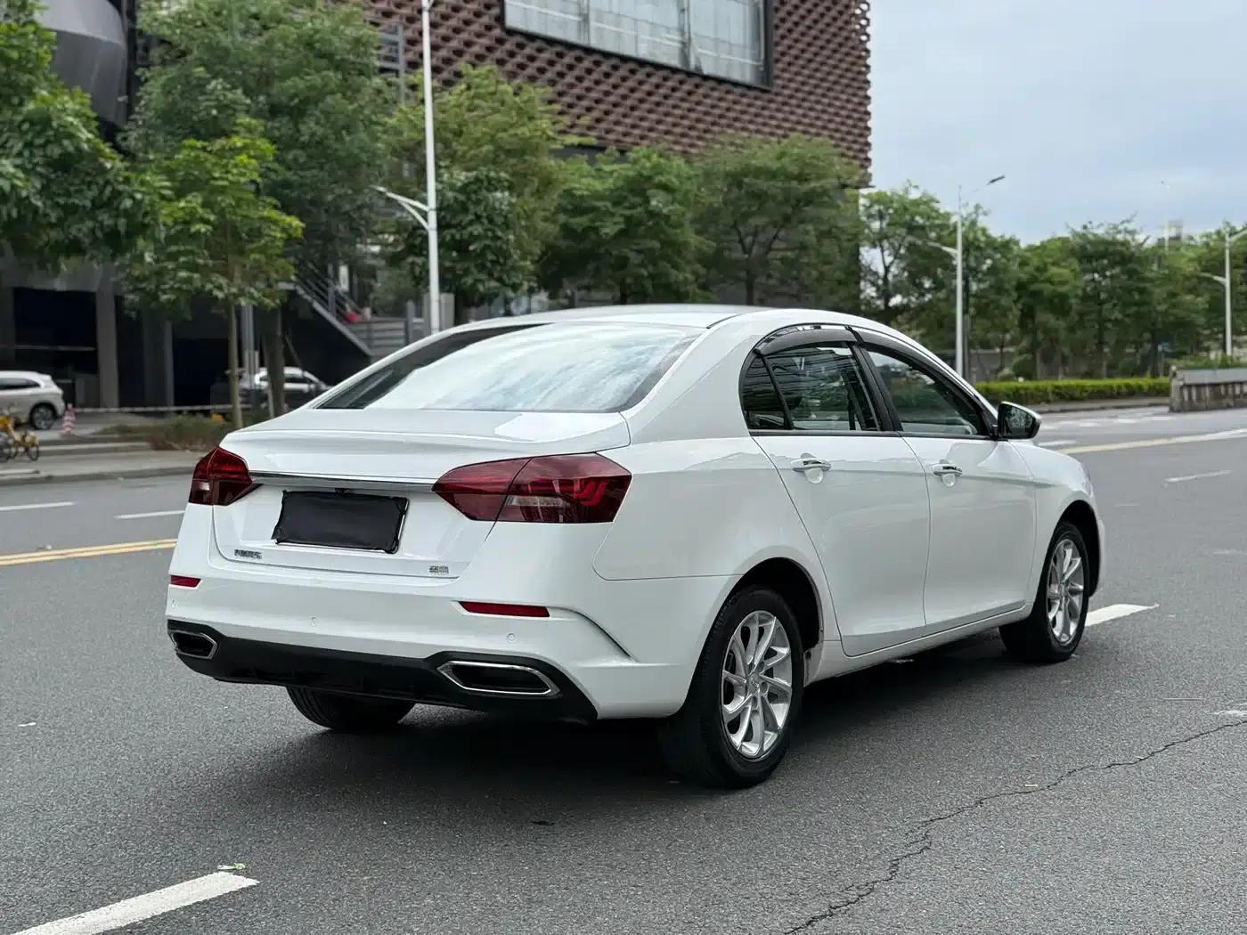 Geely Emgrand 2021 UP 1.5L CVT Luxury Edition — миниатюра 4