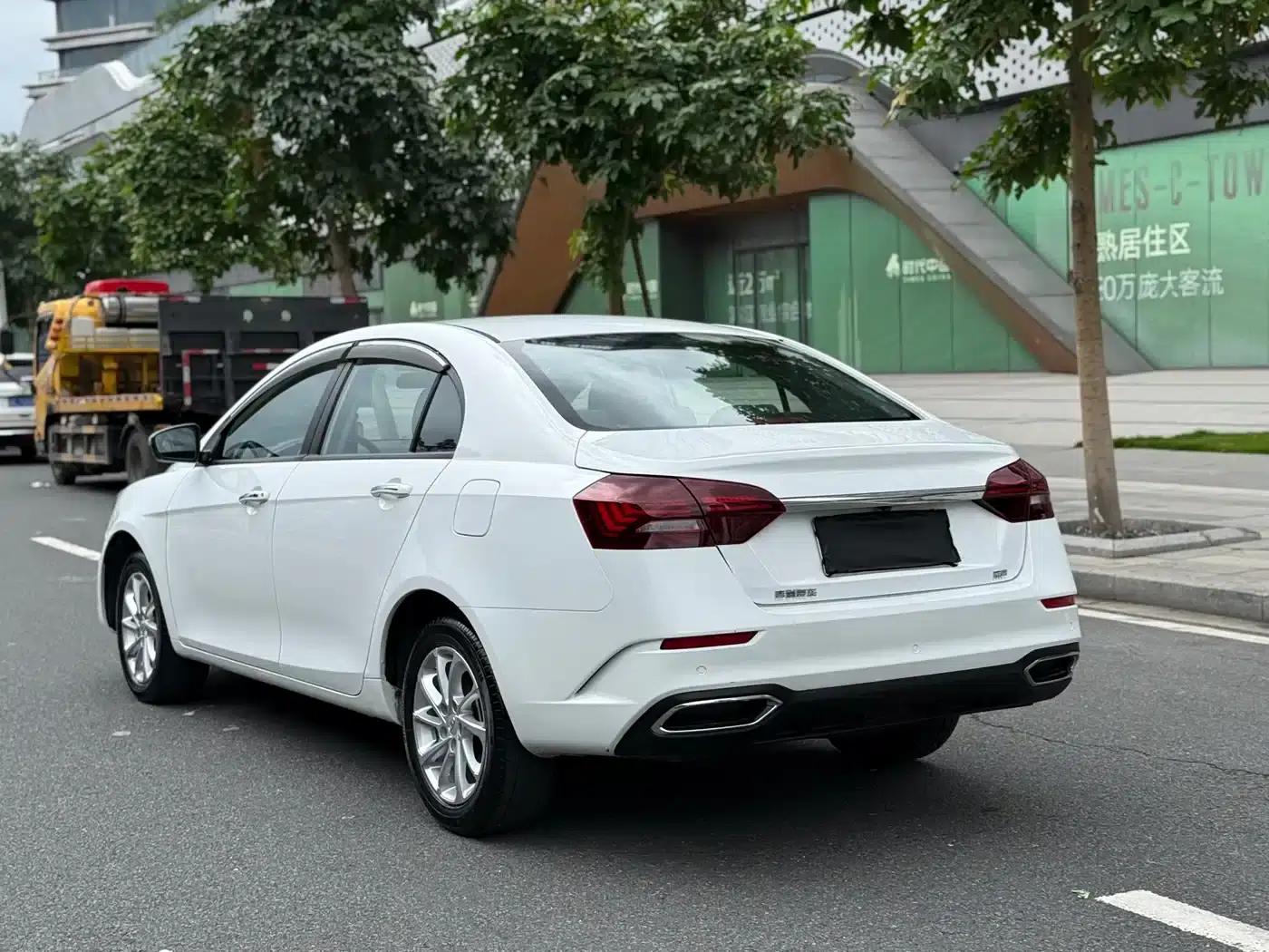 Geely Emgrand 2021 UP 1.5L CVT Luxury Edition — миниатюра 6