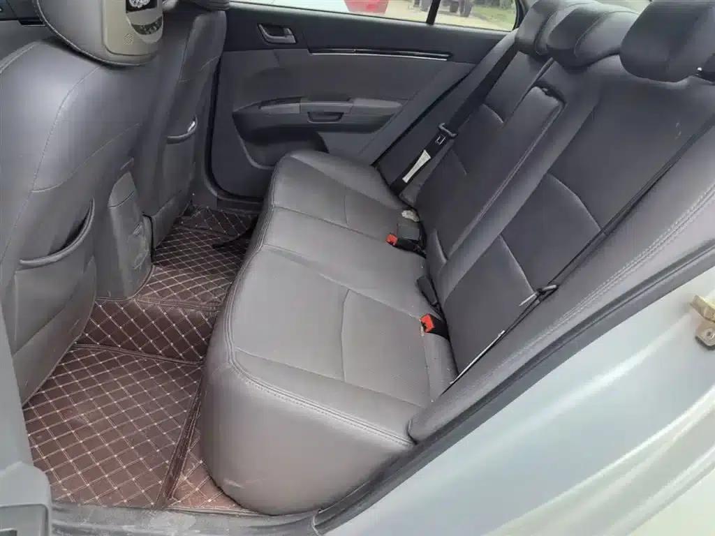 Geely Emgrand Classic 2013 Sedan 1.5L Manual Entry-Level — миниатюра 17
