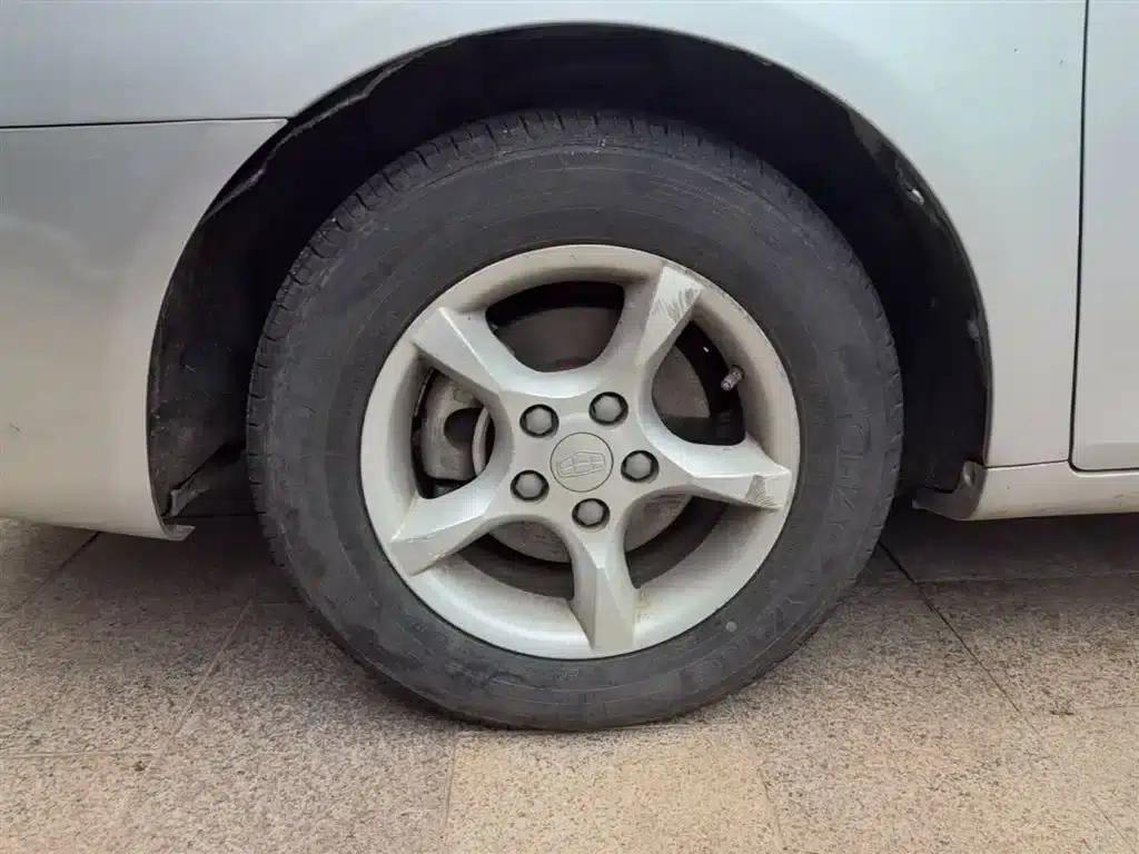 Geely Emgrand Classic 2013 Sedan 1.5L Manual Entry-Level — миниатюра 23