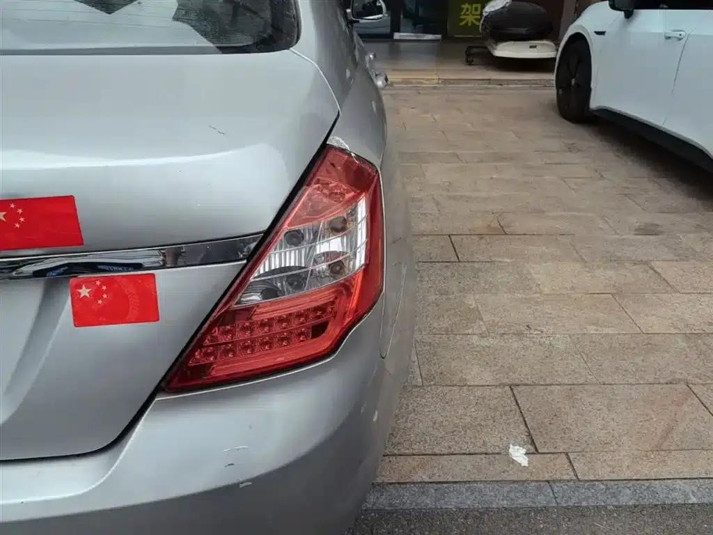 Geely Emgrand Classic 2013 Sedan 1.5L Manual Entry-Level — миниатюра 8