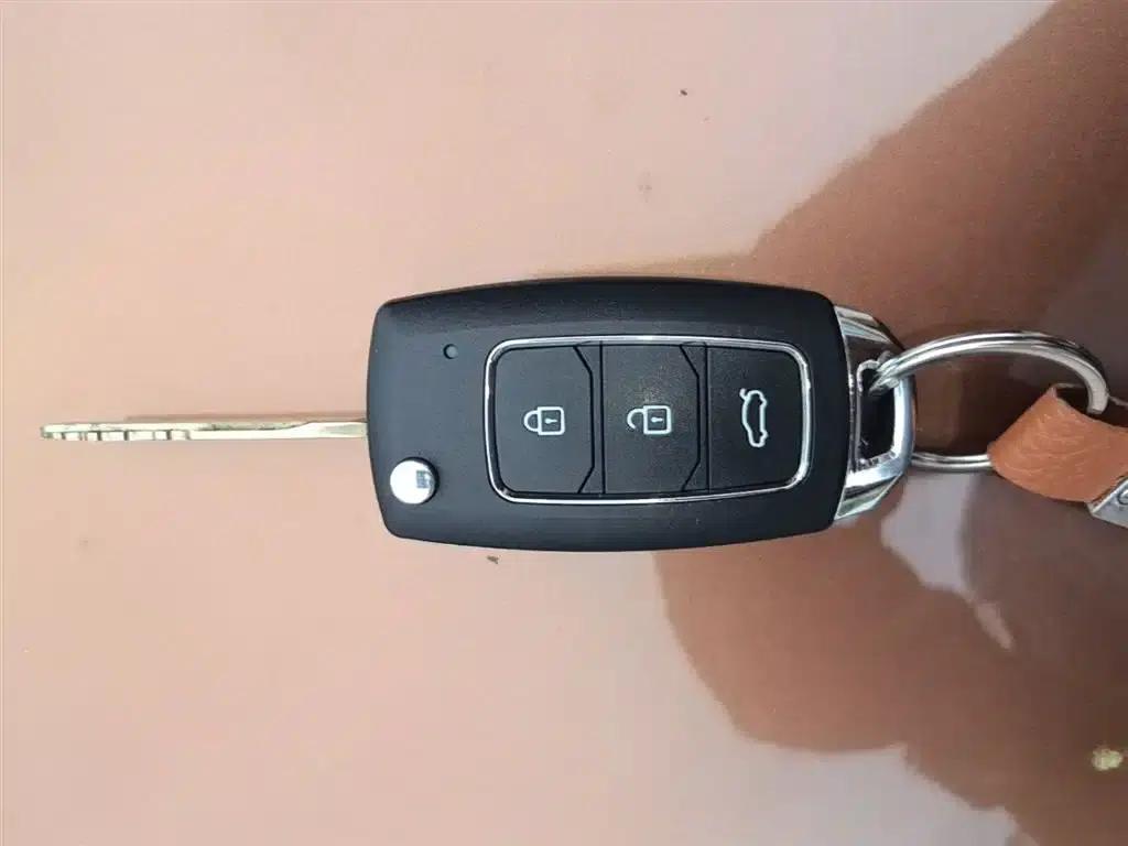 Geely Emgrand Classic 2013 Sedan 1.5L Manual Entry-Level — миниатюра 9