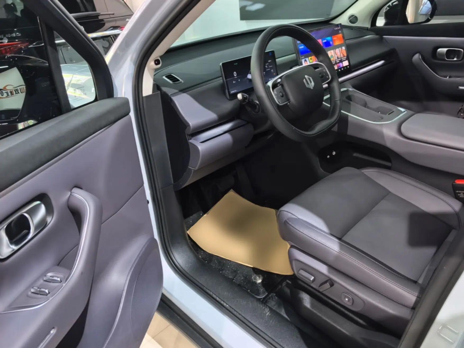 Leapmotor C16 2026 All-Electric 630 LiDAR Zhizun Edition 6 Seats — миниатюра 19