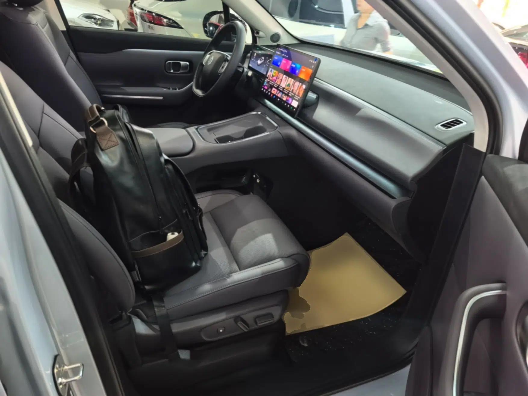 Leapmotor C16 2026 All-Electric 630 LiDAR Zhizun Edition 6 Seats — миниатюра 23