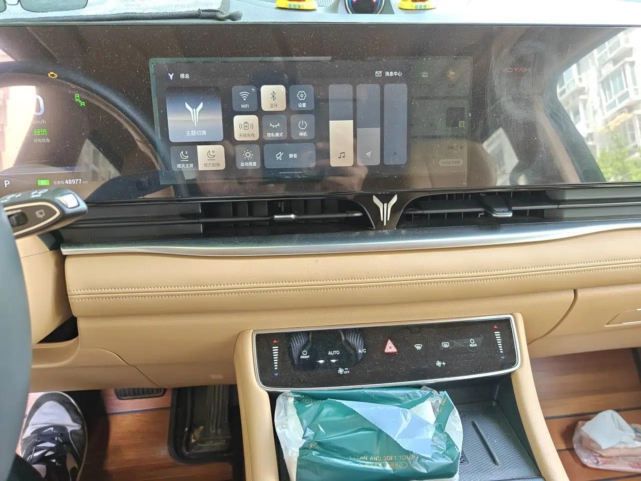 VOYAH Dream 2024 PHEV Extended-Range Premium Edition — миниатюра 14