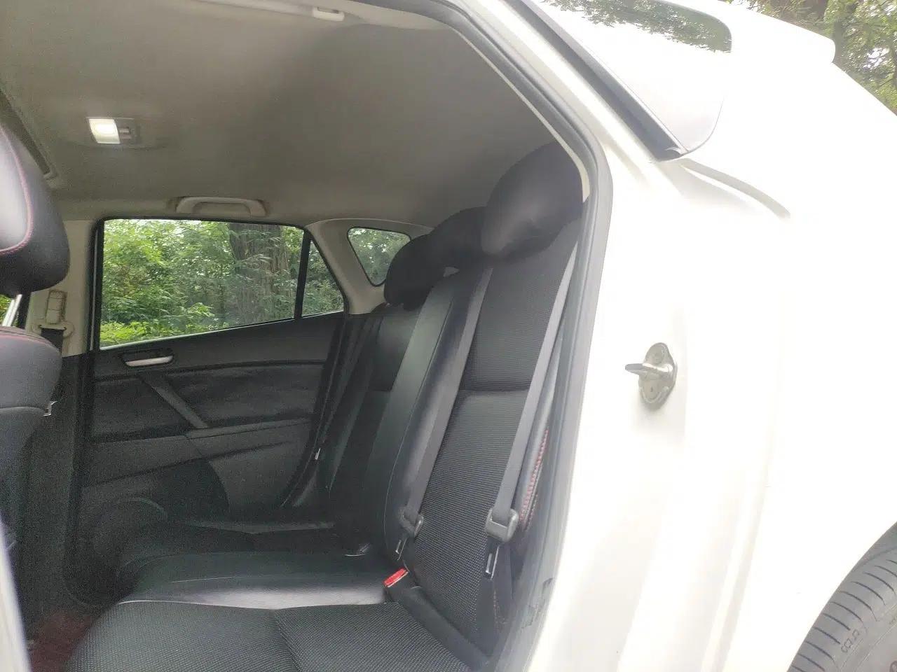 Mazda 3 2013 Hatchback 1.6L Automatic Elite Model — миниатюра 18