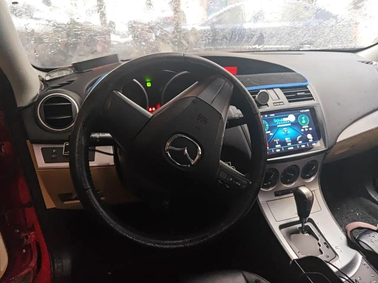 Mazda 3 2010 Hatchback 1.6 Automatic Luxury Model — миниатюра 11